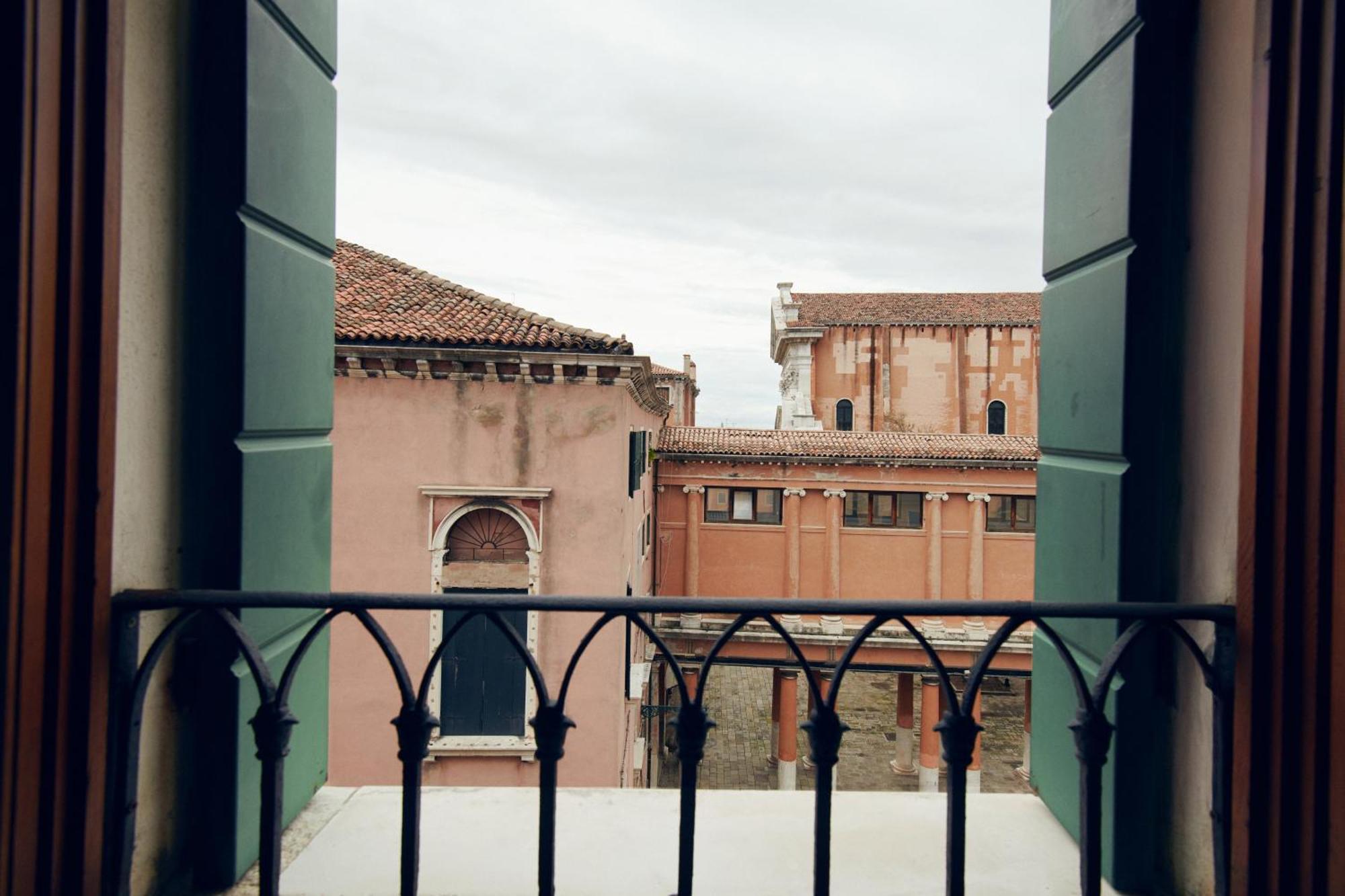 Palazzo Contarini Della Porta Di Ferro Aparthotel Venice Exterior photo